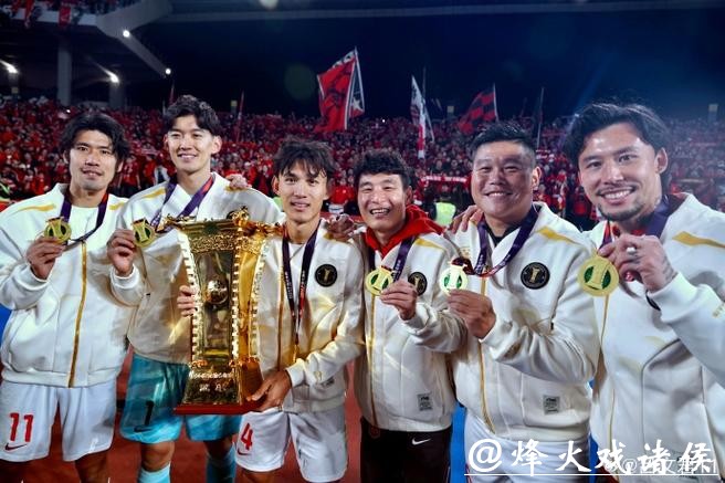 根宝足球基地迎“首位接班人”，吕文君退役转型挂帅海港“一生一世队”