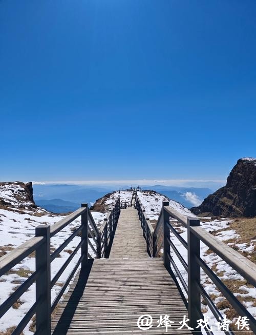 云南昆明：北纬26°罕见雪山打造雪域旅游新体验